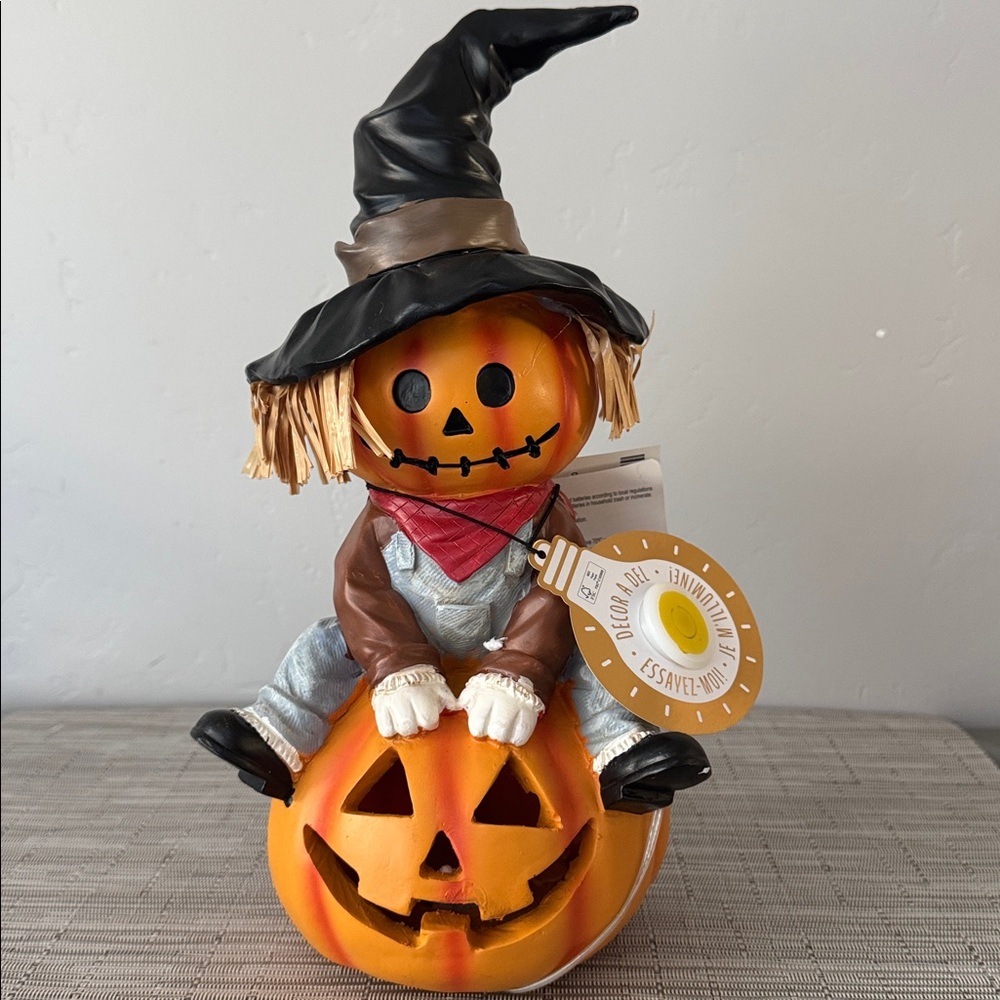 Halloween Home LED Lighted Scarecrow On Top Of Jack’O’Lantern. New.